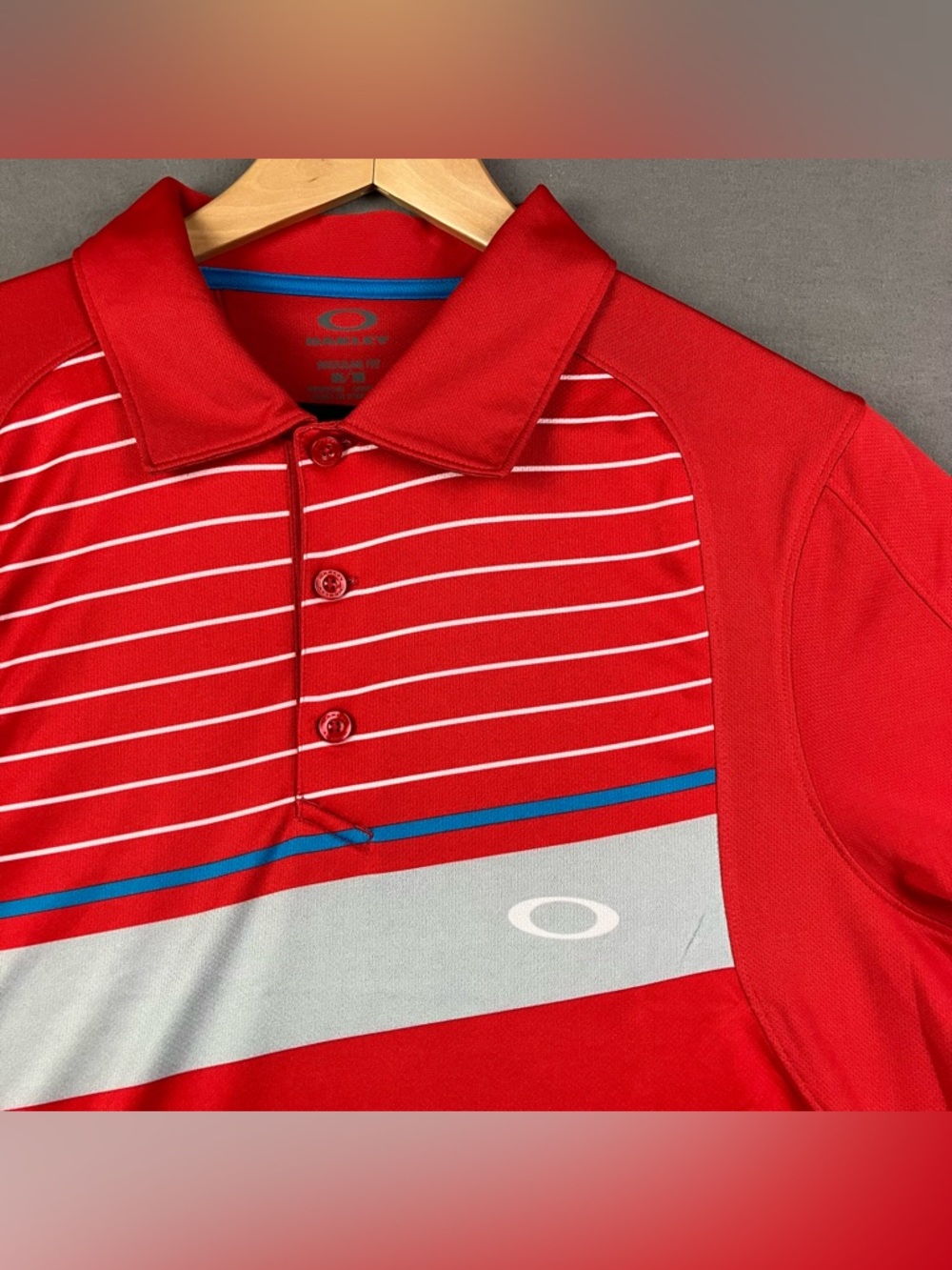 Oakley Men’s Golf Polo Size Medium Red Short Sleeve Hydrolix Regular Fit
